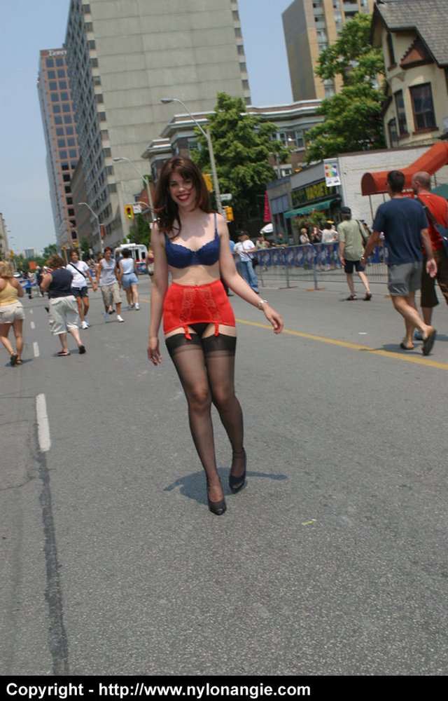 Girdle strut outside