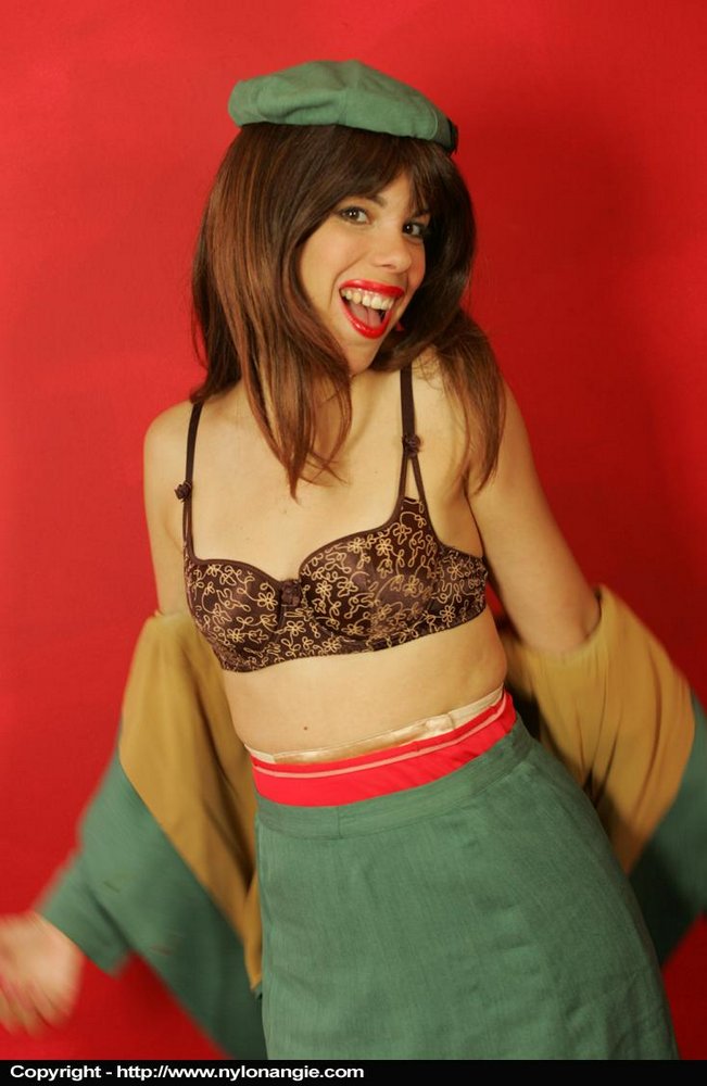 Girl Scout spread: Angie’s hairy tease 🌿