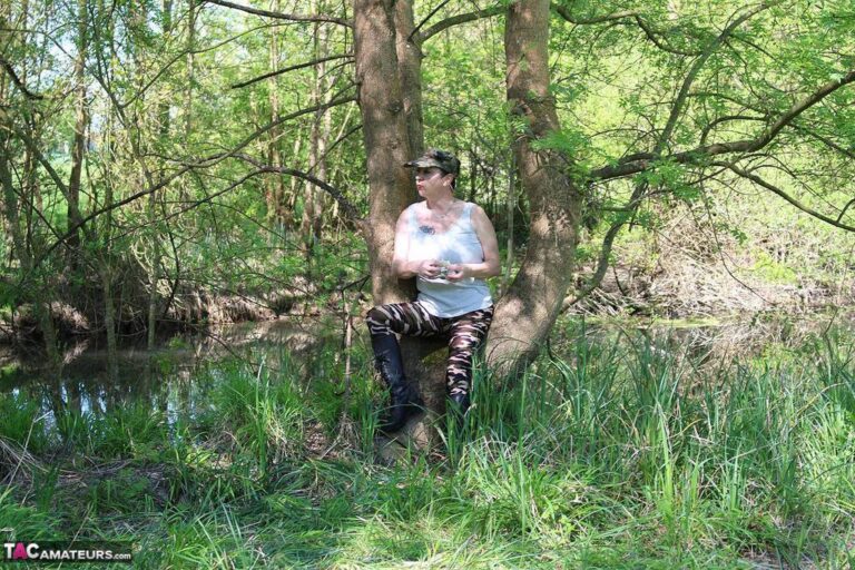 MaryBitch Flashes Her Hairy Pussy By The Lake 🌳